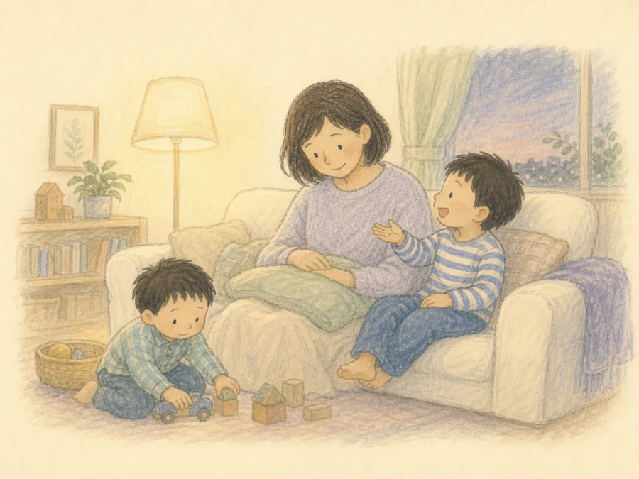 一日の終わり、話をする男の子にゆっくり耳を傾けるママと、そばで遊ぶ弟